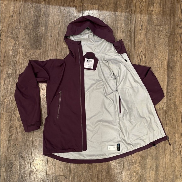 MEC Hydrofoil Stretch Rain Jacket - Women's Size Medium (Purple) - Picture 4 of 5